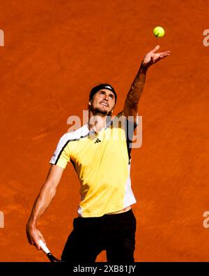 Le joueur de tennis allemand Alexander Zverev est en action lors de la finale masculine contre Carlos Alcaraz, espagnol, lors du Grand Chelem de France 2024 Banque D'Images