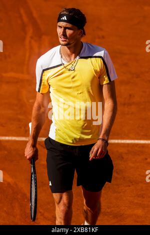 Le joueur de tennis allemand Alexander Zverev est en action lors de la finale masculine contre Carlos Alcaraz, espagnol, lors du Grand Chelem de France 2024 Banque D'Images