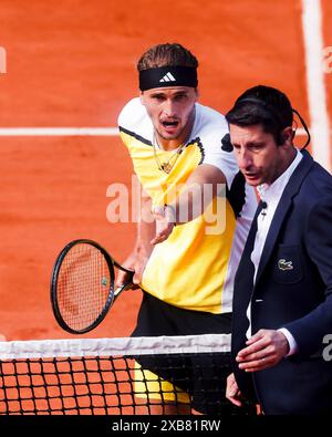 Le joueur de tennis allemand Alexander Zverev est en action lors de la finale masculine contre Carlos Alcaraz, espagnol, lors du Grand Chelem de France 2024 Banque D'Images