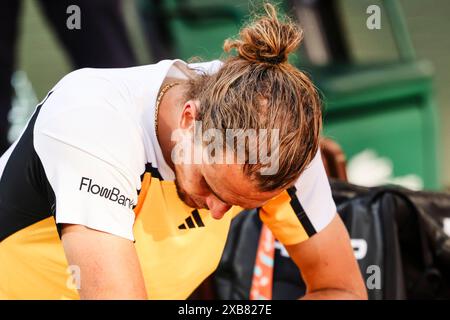 Le joueur de tennis allemand Alexander Zverev est en action lors de la finale masculine contre Carlos Alcaraz, espagnol, lors du Grand Chelem de France 2024 Banque D'Images