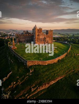 Une vue aérienne du Rocher de Cashel, un monument historique dans le comté de Tipperary, en Irlande. Banque D'Images