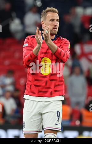 LONDRES, ANGLETERRE - JUIN 07 : Harry Kane (Bayern Munich) de l'Angleterre frappe les supporters de l'Angleterre lors de l'amical international entre l'Angleterre et l'Islande Banque D'Images