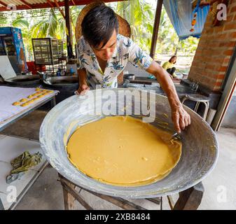 Test de mise en scène tout en faisant du sucre de palme de noix de coco avec des bonbons set en arrière-plan, Tha Kha Floating Market, Thaïlande Banque D'Images