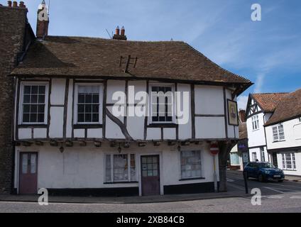 Pub à ossature de bois du 15e siècle, l'Admiral Owen à Sandwich, kent. Fermé définitivement Banque D'Images