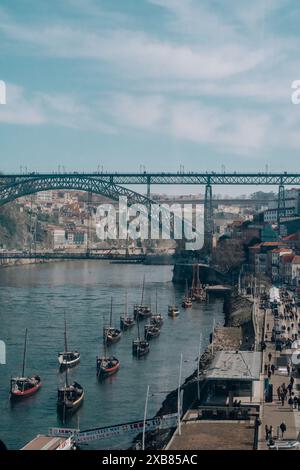 Les gens se promènent sur le trottoir près de la jetée, les bateaux accostés Banque D'Images