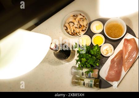 Ingrédients pour soupe de poisson et de champignons sur le comptoir de cuisine Banque D'Images