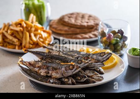 Une variété d'aliments, y compris du poisson, exposés sur une table pour dîner Banque D'Images