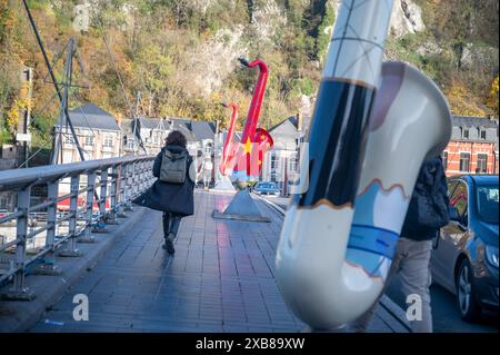 Femme en veste noire se promenant près d'une guitare sur un pont Banque D'Images