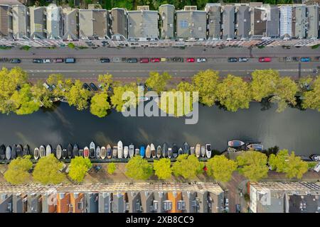 Vue aérienne du haut du canal au centre d'Amsterdam, les lignes sont verticales Banque D'Images