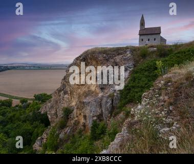 L'église de l'Archange Saint Michel se dresse sur une colline escarpée, surplombant le paysage Banque D'Images