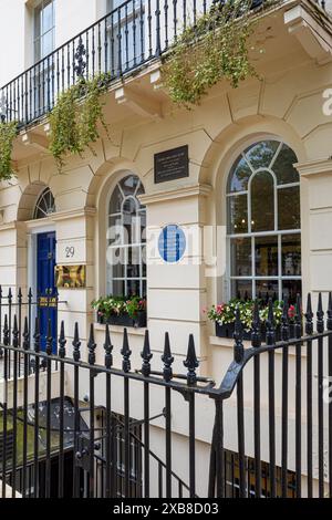 29 Fitzroy Square Fitzrovia Londres - Plaques à George Bernard Shaw & Virginia Woolf - a vécu à 29 Fitzroy Square dans le centre de Londres à divers moments. Banque D'Images