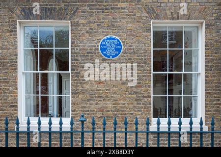 Roger Fry artiste Blue plaque London. Plaque érigée en 2010 par English Heritage au 33 Fitzroy Square, Fitzrovia, Londres. Banque D'Images