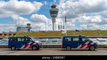 Schiphol, pays-Bas, 09.06.2024, voitures de la gendarmerie nationale des pays-Bas le Royal Marechaussee stationné à l'aéroport de Schiphol Banque D'Images