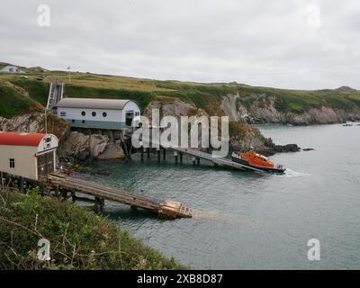La nouvelle et ancienne station de sauvetage de St Davids RNLI et Atlantic Class Lifeboat Station, St Justinian, St Davids, Haverfordwest Wales UK Banque D'Images