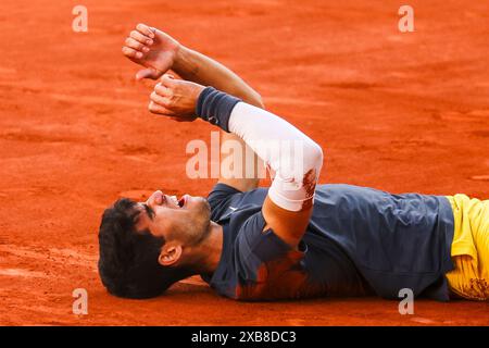 Paris, France. 09 juin 2024. Tennis : Grand Chelem/ATP Tour - Open de France, simples, hommes, finale. Zverev (Allemagne) − Alcaraz (Espagne). Carlos Alcaraz réagit après avoir remporté le tournoi. Crédit : Frank Molter/dpa/Alamy Live News Banque D'Images