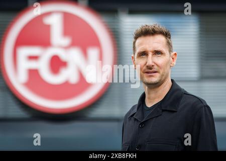 Nuremberg, Allemagne. 11 juin 2024. Football : Bundesliga 2, présentation du nouvel entraîneur à 1. FC Nürnberg. Le nouvel entraîneur de la FCN Miroslav Klose se tient devant le logo du club. Klose prend la relève en tant qu'entraîneur à 1 heure. FC Nürnberg. L'ancien international allemand signe un contrat de deux ans avec le club de deuxième division. Crédit : Daniel Karmann/dpa/Alamy Live News Banque D'Images