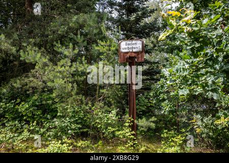 Naturschutz in Aktion : Baden verboten 10.06.24, Limbourg : Symbolfoto, Illustrationsbild, Symbolbild, Illustrationsfoto Naturschutz in Aktion : Baden verboten Ein markantes Weißes Schild mit der Aufschrift Baden verboten , angebracht an einer rostigen Stähle, steht im Kontrast zur üppigen grünen Umgebung. DAS Schild dient als Warnung und Schutzmaßnahme in einem naturnahen Erholungsgebiet Limbourg Hesse Allemagne *** conservation de la nature en action Baden verboten 10 06 24, Limbourg symbole photo, illustration image, symbole image, illustration photo conservation de la nature en action Baden verboten A frappant Banque D'Images