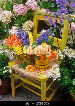 Botanique, roses dans une cruche jaune, SUPPLÉMENT-DROITS-AUTORISATION-INFO-NOT-AVAILABLE Banque D'Images