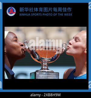 (240611) -- PÉKIN, 11 juin 2024 (Xinhua) -- PHOTO SPORTIVE DE LA SEMAINE XINHUA (du 3 au 9 juin 2024) TRANSMISE le 11 juin 2024. Coco Gauff (G)/Katerina Siniakova embrassent le trophée lors de la cérémonie de remise de la finale du double féminin entre Jasmine Paolini/Sara Errani d'Italie et Coco Gauff (USA)/Katerina Siniakova (République tchèque) au tournoi de tennis français à Paris, France, le 9 juin 2024. (Xinhua/Gao Jing) Banque D'Images