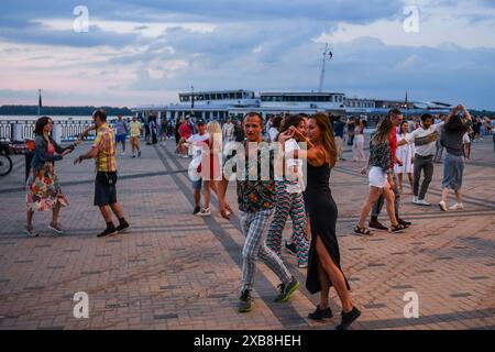 (240611) -- NIJNI NOVGOROD, 11 juin 2024 (Xinhua) -- des gens dansent dans une rue au bord d'une rivière à Nijni Novgorod, Russie, 9 juin 2024. (Xinhua/Cao Yang) Banque D'Images