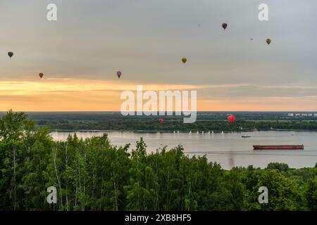 (240611) -- NIJNI NOVGOROD, 11 juin 2024 (Xinhua) -- cette photo prise le 10 juin 2024 montre un paysage de la Volga à Nijni Novgorod, en Russie. (Xinhua/Cao Yang) Banque D'Images