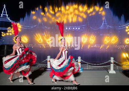 (240611) -- HARBIN, 11 juin 2024 (Xinhua) -- la performance en direct 'Encounter Harbin' est mise en scène au lieu pittoresque de Sun Island à Harbin, dans la province du Heilongjiang, au nord-est de la Chine, le 10 juin 2024. (Xinhua/Zhang Tao) Banque D'Images