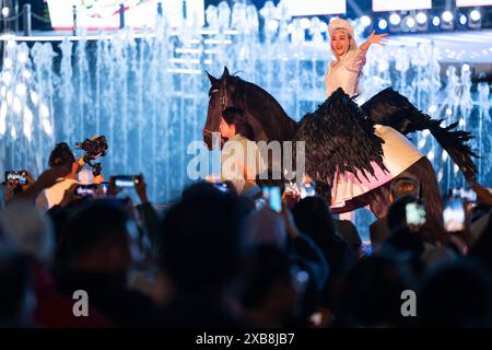 (240611) -- HARBIN, 11 juin 2024 (Xinhua) -- la performance en direct 'Encounter Harbin' est mise en scène au lieu pittoresque de Sun Island à Harbin, dans la province du Heilongjiang, au nord-est de la Chine, le 10 juin 2024. (Xinhua/Xie Jianfei) Banque D'Images