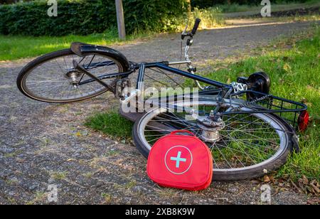 Sac de trousse de premiers soins devant un vélo. Accidents de bicyclette et concept de premiers secours. Mise au point sélective Banque D'Images