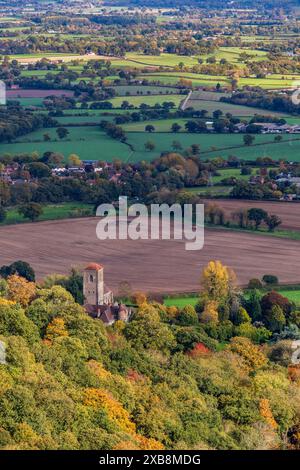 Vue d'automne du prieuré de Little Malvern et de la cour de Little Malvern depuis le camp britannique dans les collines de Malvern, dans le Worcestershire, en Angleterre Banque D'Images