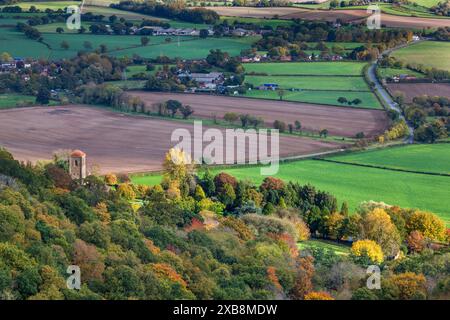 Vue d'automne du prieuré de Little Malvern depuis le camp britannique dans les collines de Malvern, dans le Worcestershire, en Angleterre Banque D'Images