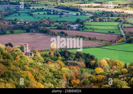 Vue d'automne du prieuré de Little Malvern et de la cour de Little Malvern depuis le camp britannique dans les collines de Malvern, dans le Worcestershire, en Angleterre Banque D'Images