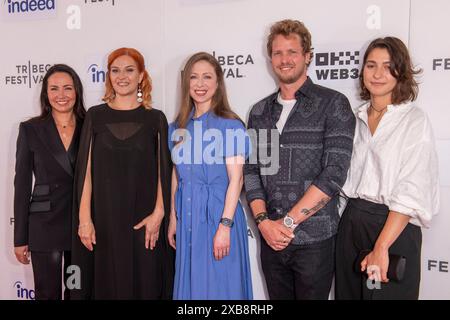 New York, États-Unis. 09 juin 2024. NEW YORK, NEW YORK - 09 JUIN : (de gauche à droite) Laura Warner, Anna Neistat, Chelsea Clinton, Sam Branson et Solomila Stasiv assistent à la première de 'The Crane's Call' lors du Tribeca Festival 2024 au SVA Theater le 09 juin 2024 à New York. Crédit : SOPA images Limited/Alamy Live News Banque D'Images