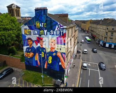 Une nouvelle murale présentant un message anti-haine de l'équipe écossaise de football avant l'Euro 2024 à Dennistoun, Glasgow Banque D'Images