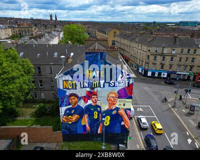 Une nouvelle murale présentant un message anti-haine de l'équipe écossaise de football avant l'Euro 2024 à Dennistoun, Glasgow Banque D'Images