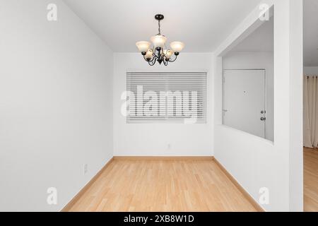 Salon moderne avec parquet et murs blancs, design minimaliste Banque D'Images