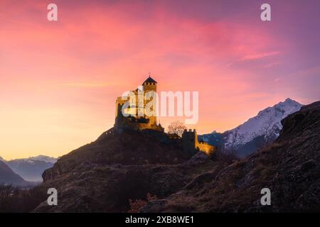 Une belle vue sur la basilique Valère à Sion au coucher du soleil avec des couleurs rose et orange Banque D'Images