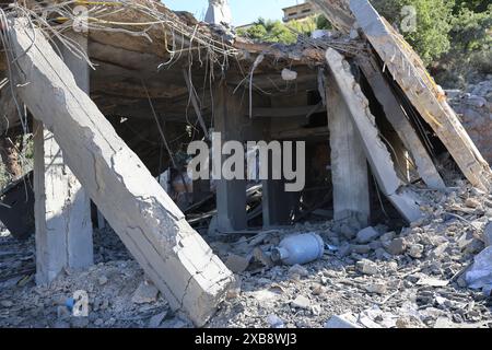 Shebaa, Liban. 10 juin 2024. Cette photo montre un bâtiment détruit par une frappe israélienne à Shebaa, au Liban, le 10 juin 2024. Crédit : Taher Abu Hamdan/Xinhua/Alamy Live News Banque D'Images