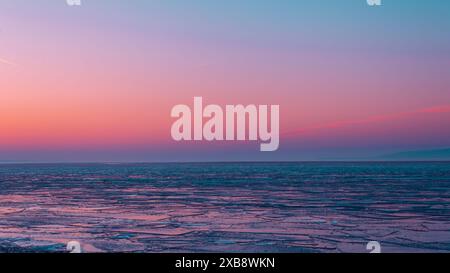 Beau coucher de soleil d'hiver sur le lac Balaton. Banque D'Images