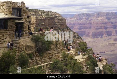 Touristes visitant le Grand Canyon, Arizona, États-Unis, approx. 1992. Le Lookout Studio sur le Grand Canyon South Rim Trail. Banque D'Images