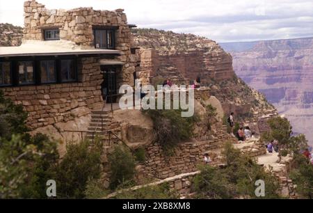 Touristes visitant le Grand Canyon, Arizona, États-Unis, approx. 1992. Le Lookout Studio sur le Grand Canyon South Rim Trail. Banque D'Images