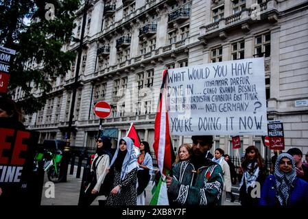 Londres, Royaume-Uni. 8 juin 2024. Les manifestants tiennent une pancarte pendant la marche pro-Palestine à Whitehall, Londres. Des militants pro-palestiniens affiliés à la Palestine Solidarity Campaign (PSC) ont organisé une marche de protestation à Londres le 8 juin. L'action visait à exiger que le Royaume-Uni cesse les transferts d'armes à Israël dans le contexte de la guerre Israël-Hamas. (Crédit image : © Loredana Sangiuliano/SOPA images via ZUMA Press Wire) USAGE ÉDITORIAL SEULEMENT! Non destiné à UN USAGE commercial ! Banque D'Images