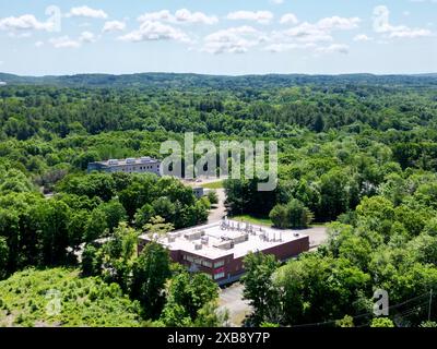 Vue aérienne d'une usine entourée d'arbres luxuriants Banque D'Images