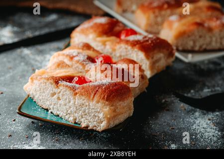 quelques endroits rectangulaires avec quelques morceaux de coca de sant joan, typique de catalogne, espagne, et la traditionalité mangée à la veille de saint johns, sur une table Banque D'Images