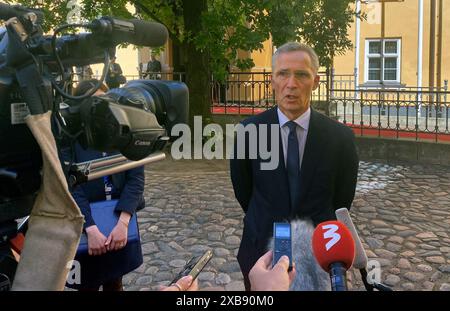 Riga, Lettonie. 11 juin 2024. Le secrétaire général de l'OTAN, Jens Stoltenberg, s'entretient avec des journalistes à son arrivée au sommet des neuf de Bucarest (sommet B9). Des représentants de haut rang de plusieurs états de l'OTAN d'Europe orientale se réunissent en Lettonie en préparation du sommet de l'OTAN qui se tiendra à Washington en juillet. Crédit : Alexander Welscher/dpa/Alamy Live News Banque D'Images