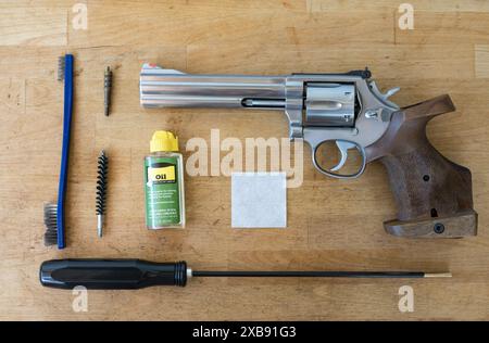 Détail des outils de nettoyage et d'entretien d'un pistolet de type revolver spécial 357 magnum ou 38. Tout sur une table en bois Banque D'Images