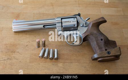 Détail d'un pistolet de type revolver sur une table en bois Banque D'Images