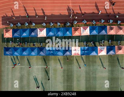 Une foule sur la piste avec le stade en arrière-plan Banque D'Images