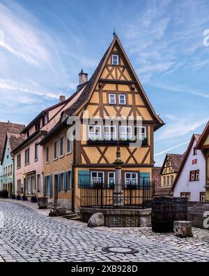 Une rue pavée avec des bâtiments traditionnels allemands à Rothenburg ob der Tauber. Bavière, Allemagne Banque D'Images