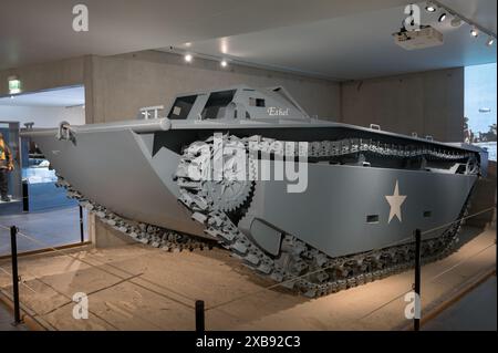 Ethel 'WATER BUFFALO' Landing Vehicle Tracked (LVT), véhicule amphibie automoteur utilisé par les Marines et l'armée des États-Unis lors des débarquements pendant W Banque D'Images