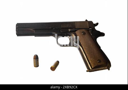 Le pistolet Remington Rand modèle M1919 A1 45 ACP calibre sur fond blanc Banque D'Images